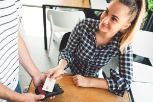 Młoda kobieta używająca telefonu komórkowego